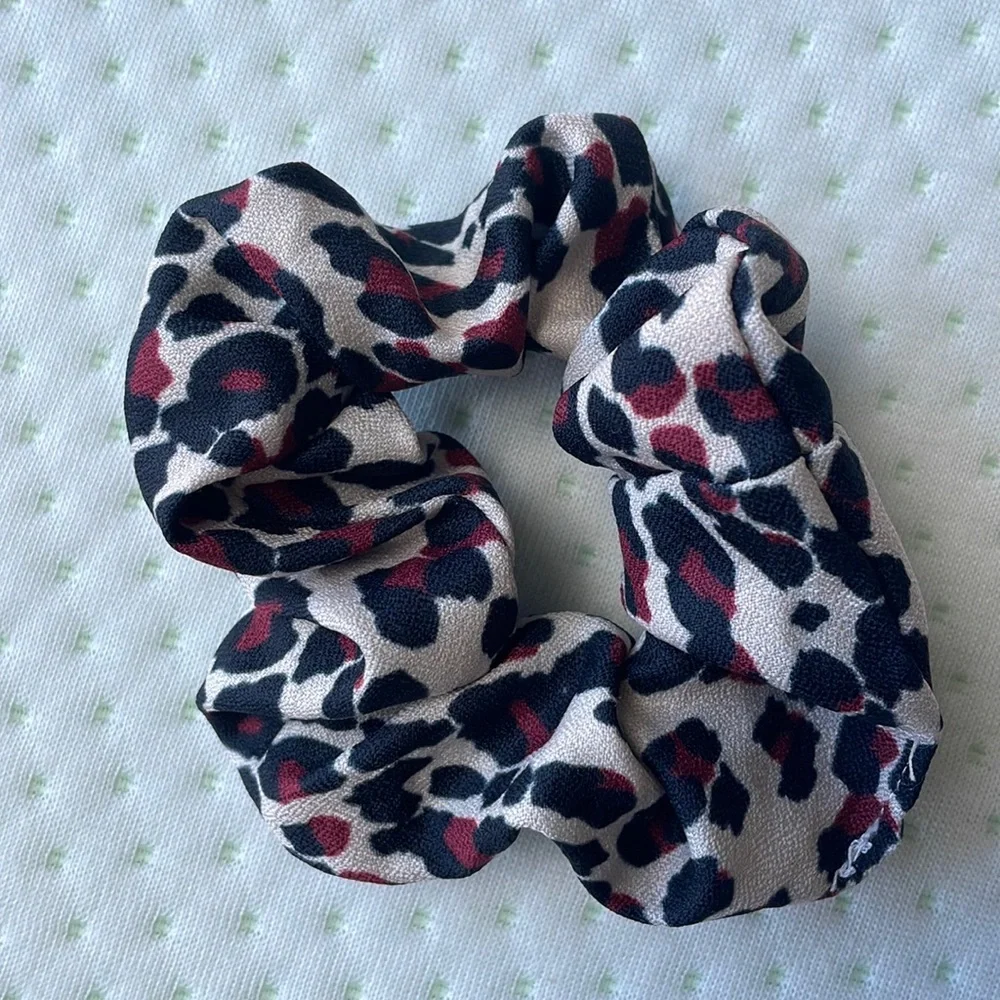 Cheetah scrunchie 🖤 - Picture 5 of 6